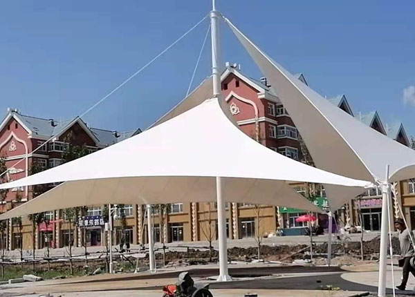 張拉膜結(jié)構(gòu)遮陽棚廠家，艮一膜結(jié)構(gòu)棚業(yè)提供物美價廉的戶外遮陽解決方案！