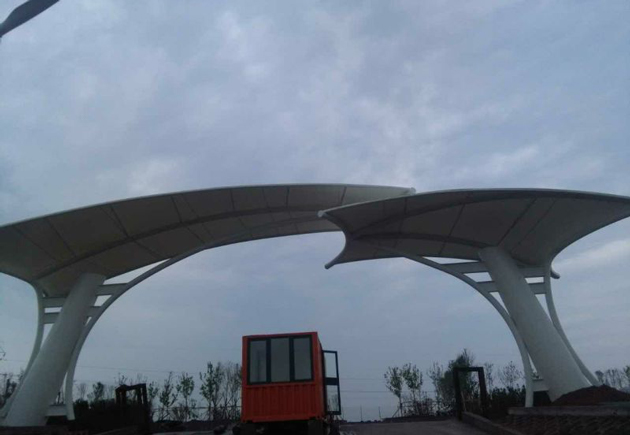 呼和浩特張拉膜安裝全解析：從選材到施工的詳細(xì)步驟