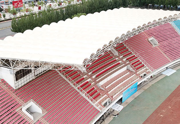 安裝工人進行膜結(jié)構(gòu)施工所需施工面積