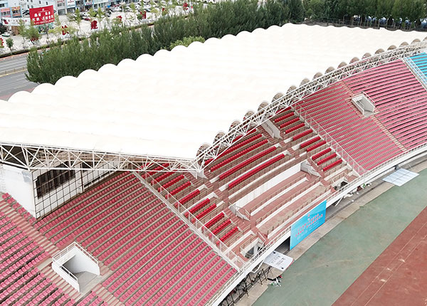 膜結構看臺以其獨具特色的建筑形式和大跨度的設計在體育場館、公共廣場和高爾夫球場等場所中得到廣泛應用!